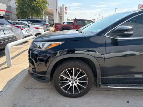 Used 2017 Toyota Highlander SE FWD image 7