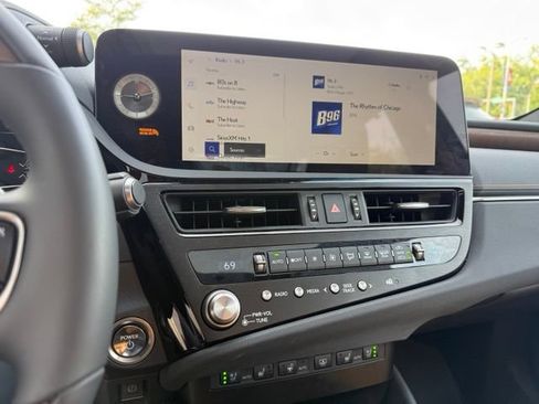 Used 2025 Lexus ES 300h Ultra Luxury w/ Accessory Package (Z2) FWD image 17