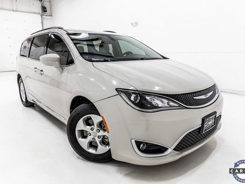 Used 2017 Chrysler Pacifica Touring-L image 10