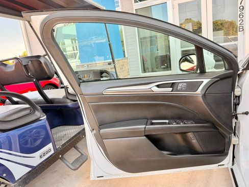 Used 2018 Ford Fusion SE w/ Equipment Group 602A FWD image 10