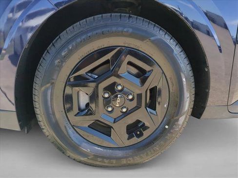 Used 2025 Kia Carnival image 25