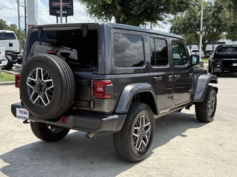 Used 2025 Jeep Wrangler Unlimited Sahara AWD/4WD image 5