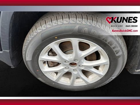 Used 2016 Jeep Cherokee Latitude FWD image 10