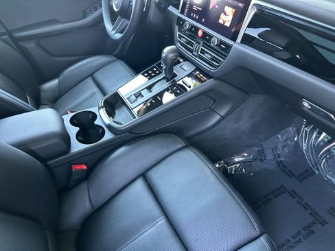 Certified 2025 Porsche Macan AWD/4WD image 17