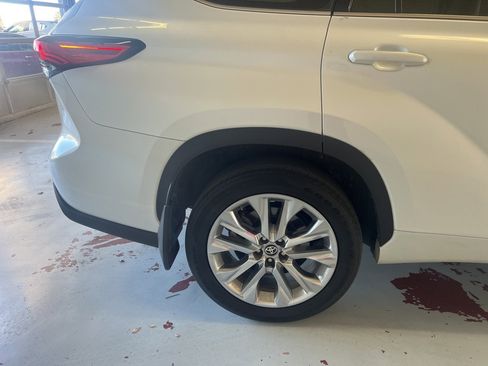 Used 2023 Toyota Highlander Limited image 14