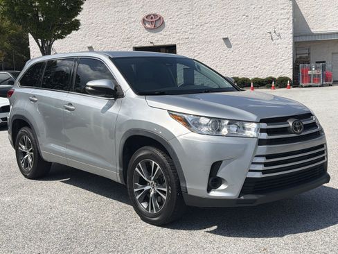 Used 2018 Toyota Highlander LE FWD image 28