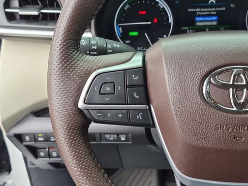 Used 2024 Toyota Sienna Platinum FWD image 18