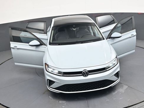 Used 2025 Volkswagen Jetta SE image 36