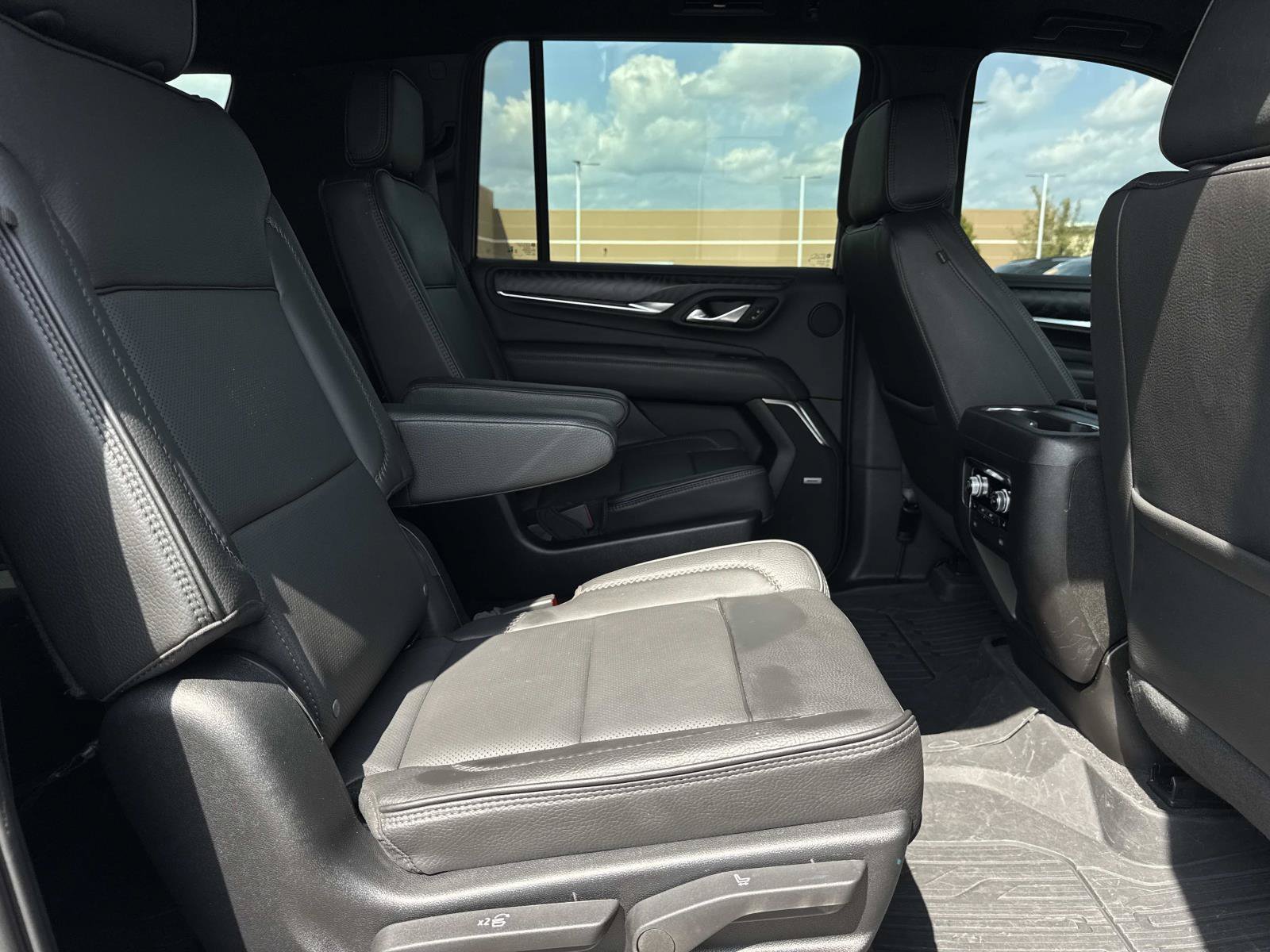 Used 2023 GMC Yukon XL Denali AWD/4WD image 11