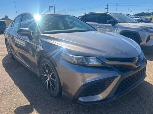 Used 2022 Toyota Camry SE image 8