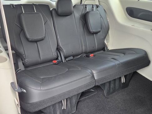 Used 2017 Chrysler Pacifica Touring-L Plus w/ Advanced Safetytec Group image 11