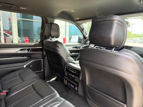 Used 2025 Jeep Wagoneer L Series II w/ 8-pass Seating Package AWD/4WD image 33
