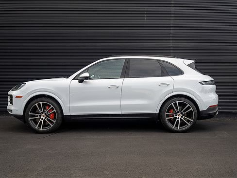 Used 2025 Porsche Cayenne S AWD/4WD image 2