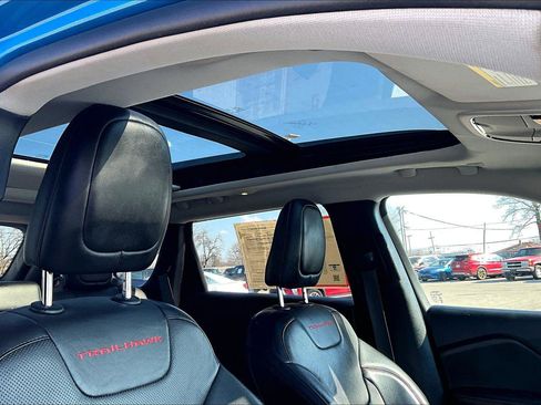 Used 2019 Jeep Cherokee Trailhawk image 23