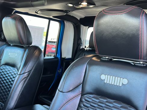 Used 2022 Jeep Gladiator Rubicon w/ Cold Weather Group image 19