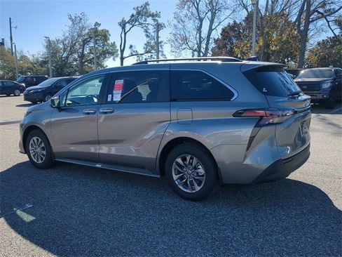 New 2026 Toyota Sienna XLE image 6