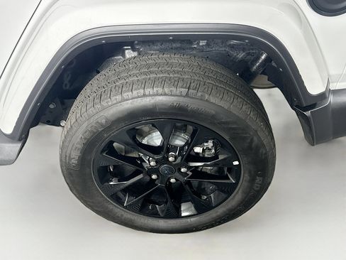 Used 2025 Jeep Wrangler Sahara image 11