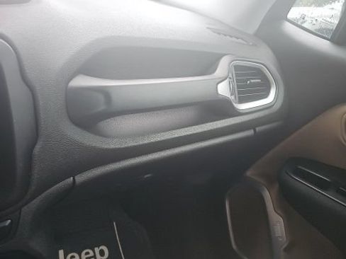 Used 2015 Jeep Renegade Latitude w/ Popular Equipment Group AWD/4WD image 22