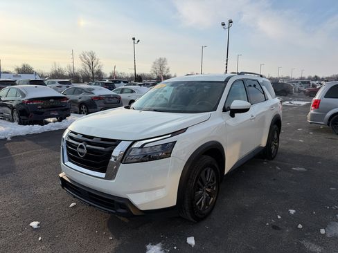 Used 2024 Nissan Pathfinder SV image 9