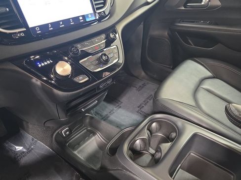 Used 2025 Chrysler Pacifica Select FWD image 26