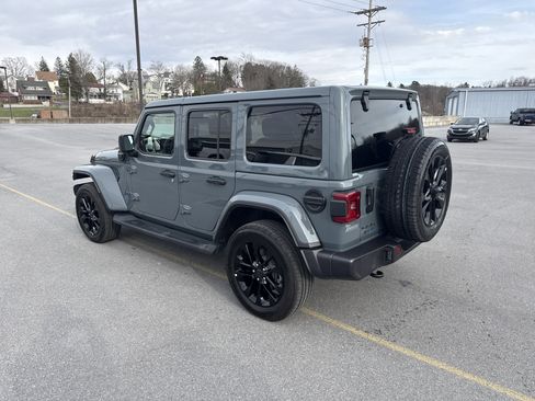 Used 2025 Jeep Wrangler Sahara image 6
