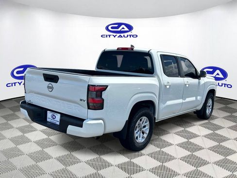 Used 2024 Nissan Frontier SV RWD image 3