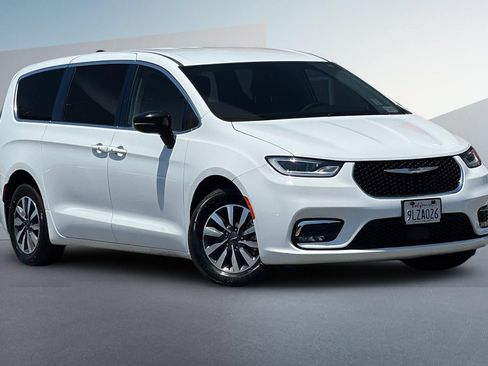 Used 2024 Chrysler Pacifica Limited FWD image 2