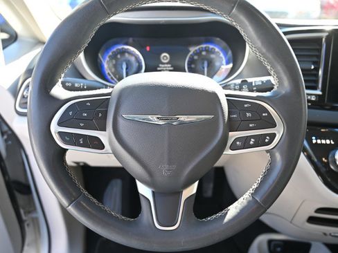 Used 2023 Chrysler Pacifica Touring-L image 30