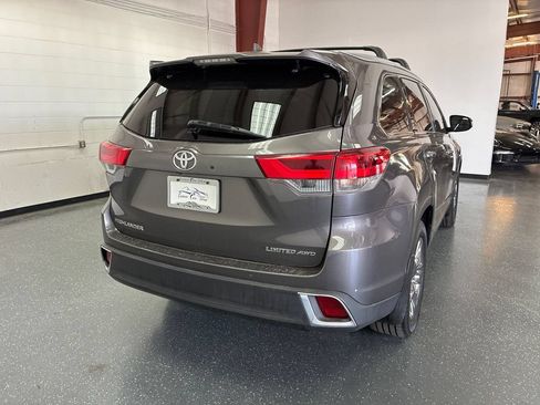 Used 2017 Toyota Highlander Limited Platinum AWD/4WD image 4