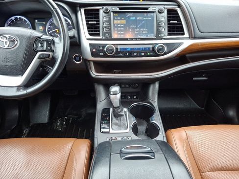 Used 2018 Toyota Highlander Limited w/ Carpet Mat Package (TMS) image 15
