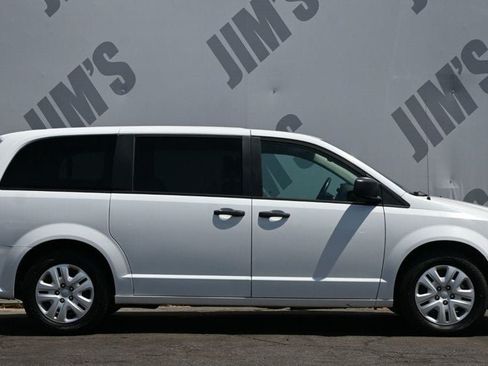 Used 2019 Dodge Grand Caravan SE w/ UConnect Hands-Free Group FWD image 4