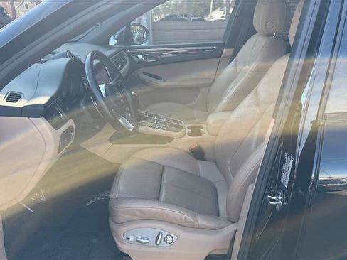 Used 2020 Porsche Macan w/ Premium Package Plus image 34