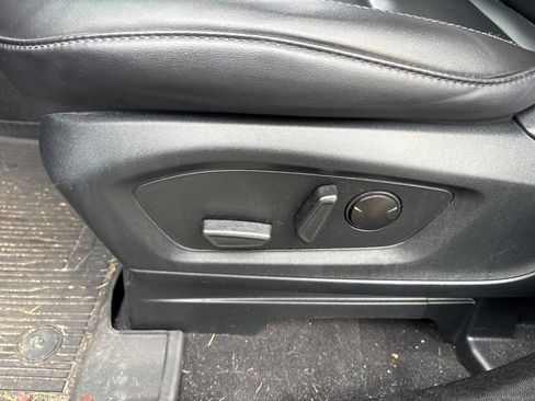 Used 2023 Ford Explorer XLT w/ Equipment Group 202A AWD/4WD image 18