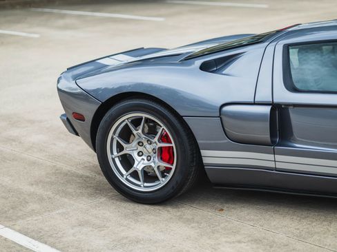 Used 2006 Ford GT RWD image 18