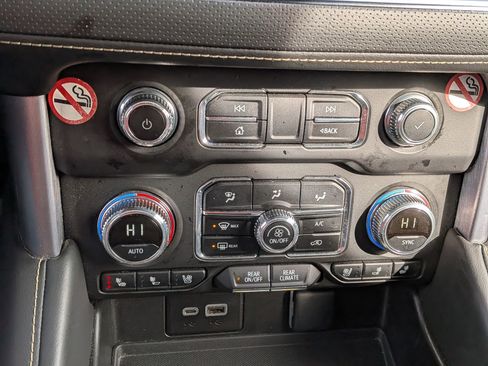 Used 2024 GMC Yukon XL SLT image 30