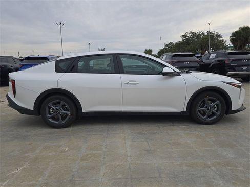 New 2025 Kia K4 LXS image 9