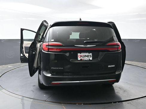Used 2024 Chrysler Pacifica Touring-L FWD image 58