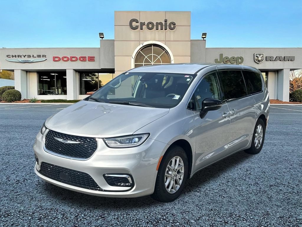 Used 2024 Chrysler Pacifica Touring-L FWD image 7