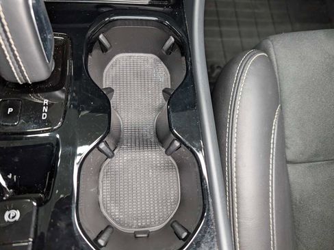 Used 2021 Volvo XC40 T5 R-Design w/ Advanced Package image 29