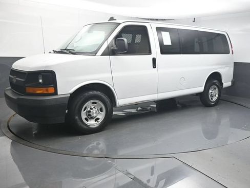 Used 2017 Chevrolet Express 2500 RWD image 4