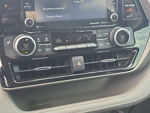 Used 2021 Toyota Highlander XLE image 23