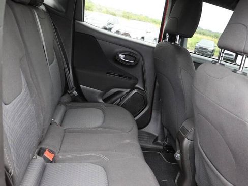 Used 2021 Jeep Renegade Latitude w/ Luxury Group II AWD/4WD image 16