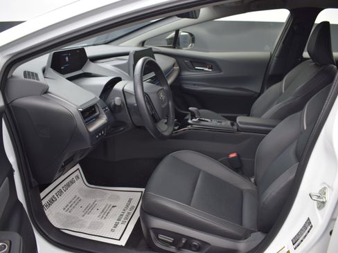 Used 2025 Toyota Prius XLE AWD/4WD image 13