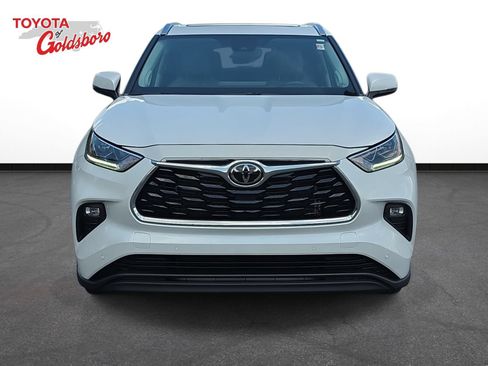 Used 2023 Toyota Highlander Limited FWD image 2