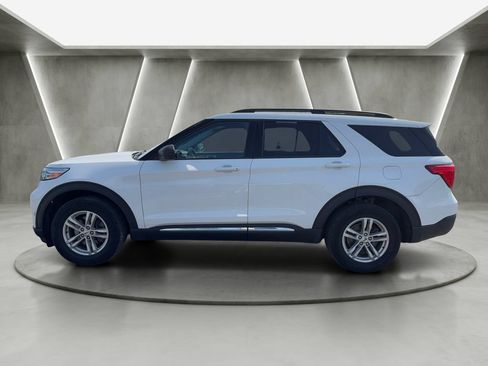Used 2022 Ford Explorer XLT AWD/4WD image 3