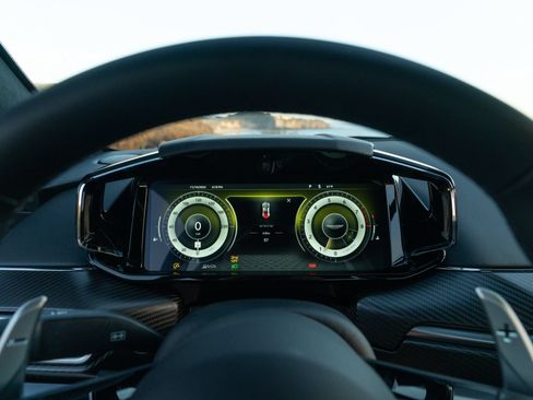 Used 2025 Aston Martin V8 Vantage Coupe RWD image 13