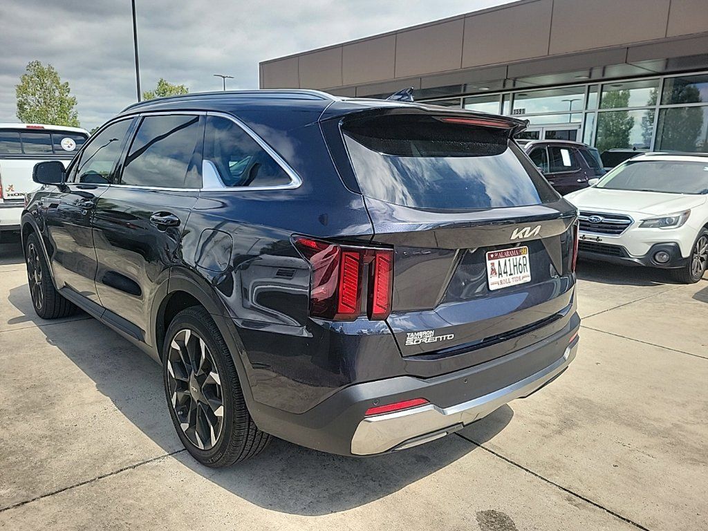 Used 2025 Kia Sorento EX FWD image 4