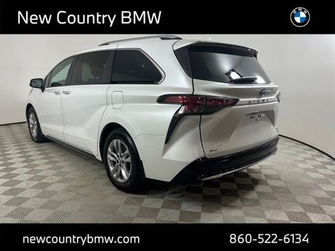 Used 2023 Toyota Sienna Limited image 5