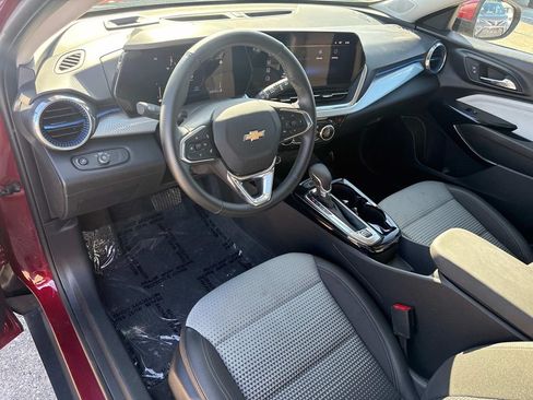 Used 2025 Chevrolet Trax LT w/ LT Convenience Package FWD image 24