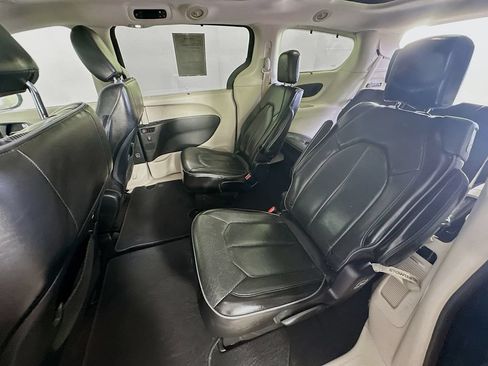 Used 2019 Chrysler Pacifica Limited FWD image 33